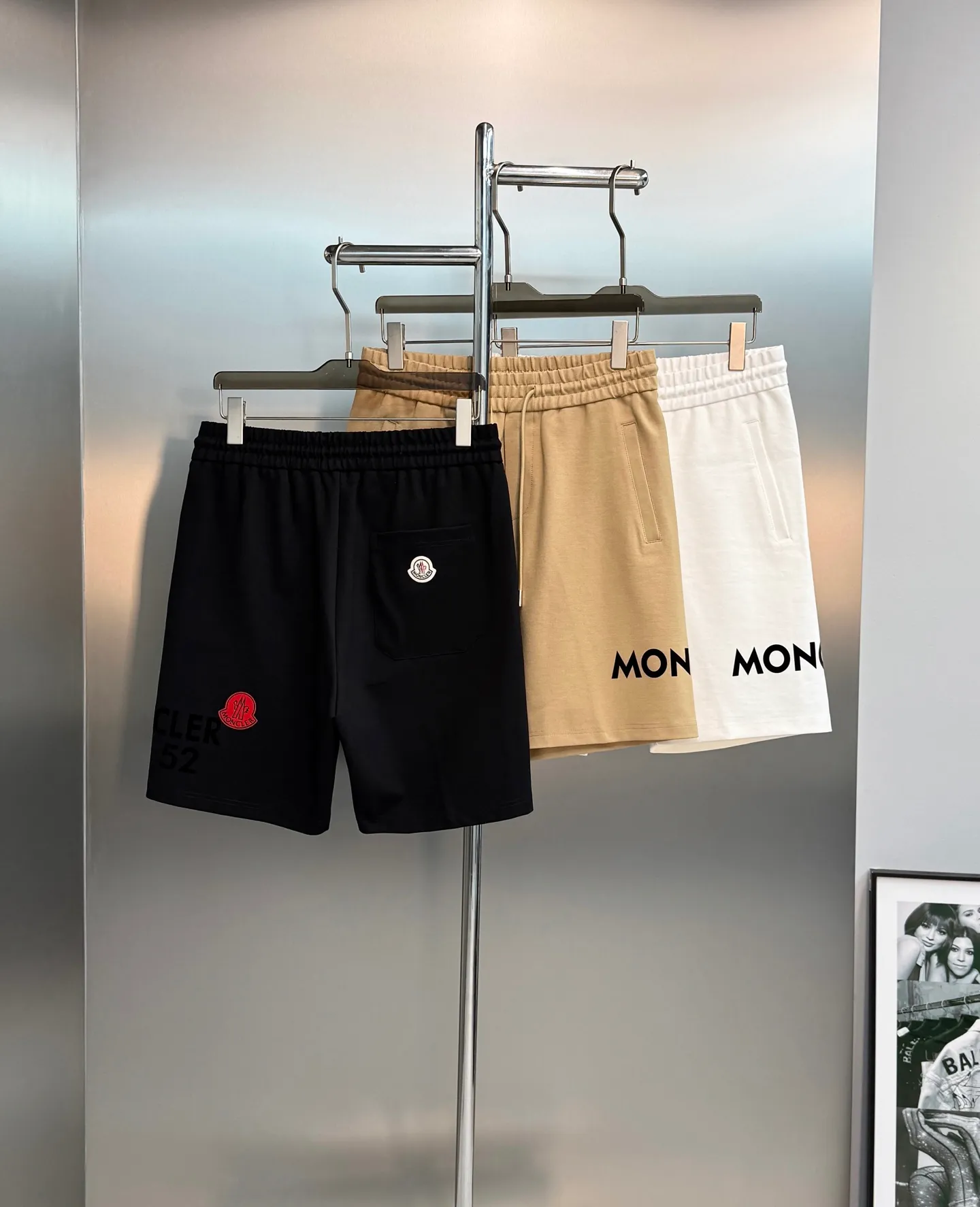 。 240 ⚜️Moncler 26s New Arrival . Same Style❤️ .Classic moncler Red . . . Premium ， Breathable ！ ！ . Classic Versatile！！ ：Black.White.Khaki.Sizes：M-3XL/29-36 ❗️（S 4XL ）175/140 L